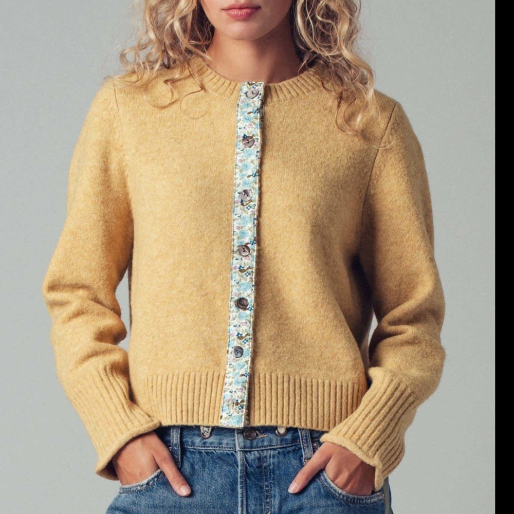 Urban Daisy Yellow Button-Up Women's Sweater, M/L